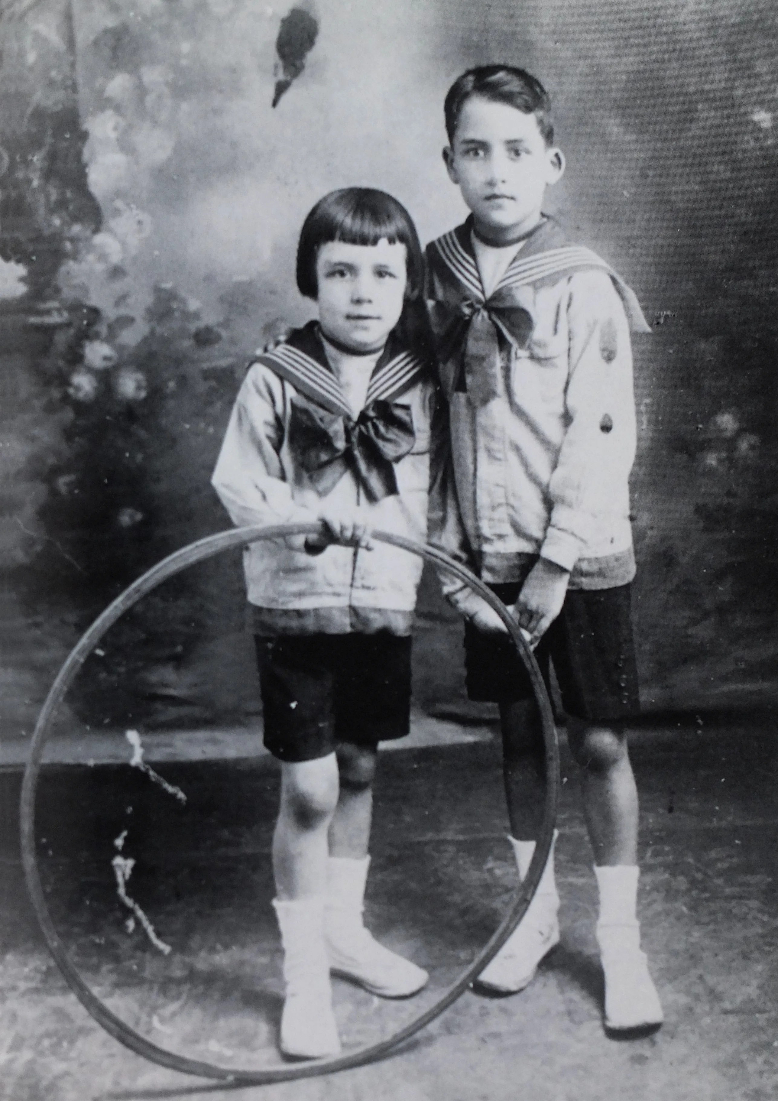 Альбер Камю со старшим братом Люсьеном Около 1920 года. Автор снимка неизвестен