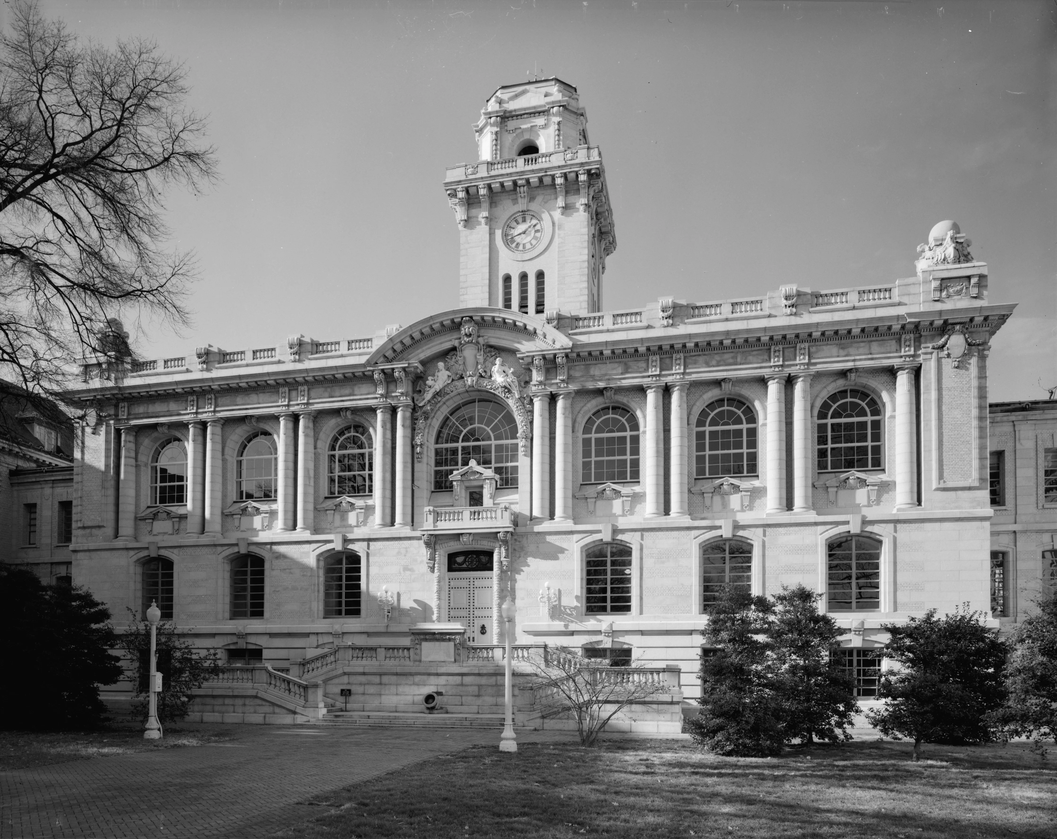 Корпус Mahan Hall в Военно‑морской академии США Корпус Mahan Hall в Аннаполисе, названный в честь Альфреда Тайера Мэхэна