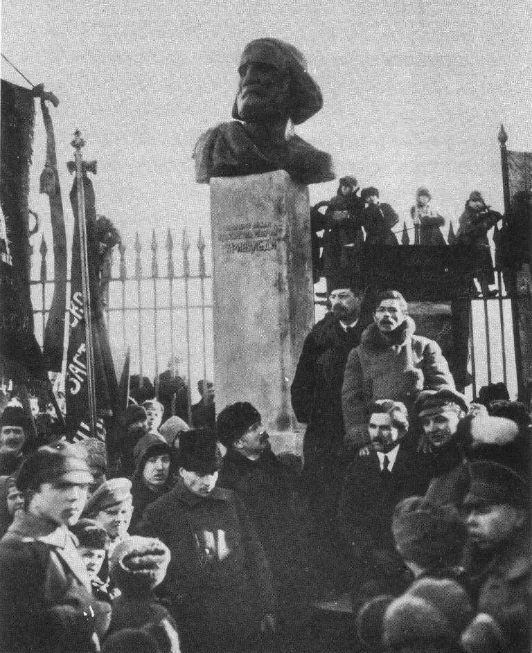 Открытие памятника Гарибальди у Московских триумфальных ворот. Петроград, РСФСР. На фотографии автор бюста Карл Зале стоит рядом с А. В. Луначарским. 1919. Яков Владимирович Штейнберг