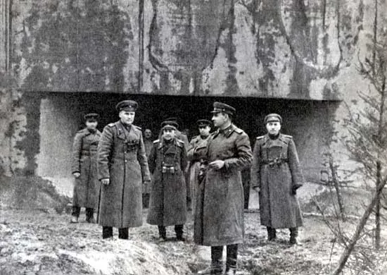 Командующий 1-й гвардейской армией генерал-полковник Андрей Гречко (в центре) с офицерами штаба на линии Арпада 1944. Неизвестный автор