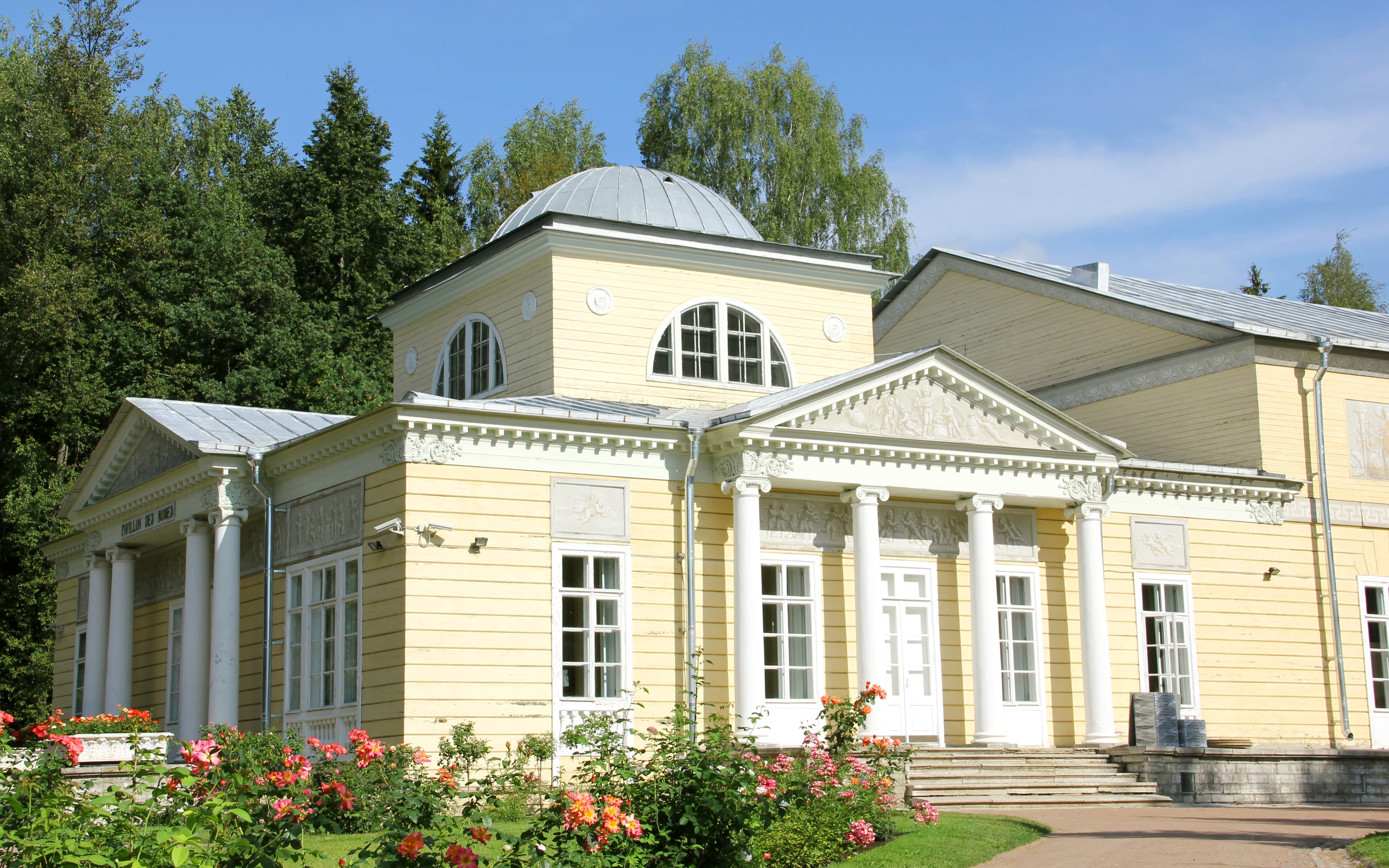 Построен по проекту А. Н. Воронихина, 1812 год