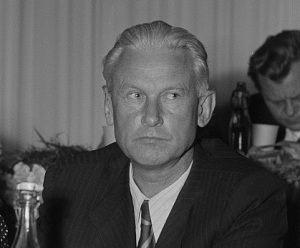 Александр Фадеев (24 декабря 1901 - 13 мая 1956) , советский писатель и общественный деятель Александр Фадеев (24 декабря 1901 - 13 мая 1956) , советский писатель и общественный деятель
