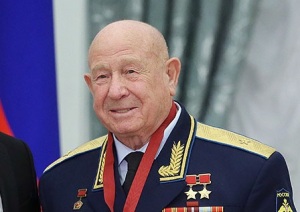 Алексей Леонов (30 мая 1934 - 11 октября 2019) , советский космонавт, первый человек, вышедший в открытый космос Алексей Леонов (30 мая 1934 - 11 октября 2019) , советский космонавт, первый человек, вышедший в открытый космос