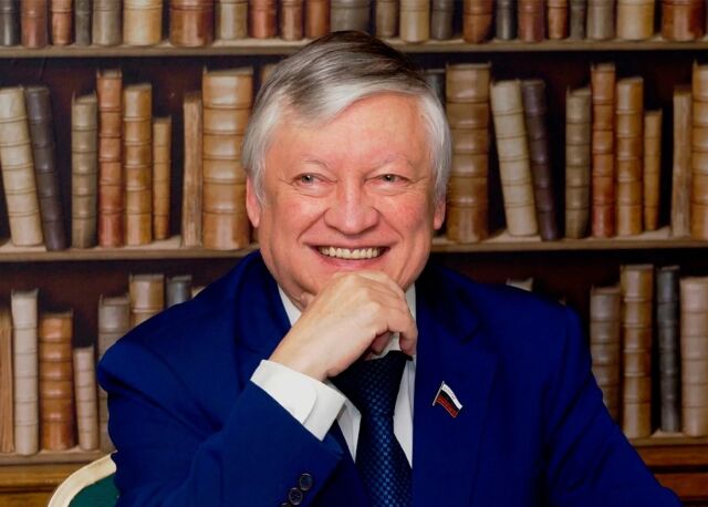 Анатолий Карпов (р.23 мая 1951) , российский шахматист, 12-й чемпион мира по шахматам, общественный деятель Анатолий Карпов (р.23 мая 1951) , российский шахматист, 12-й чемпион мира по шахматам, общественный деятель