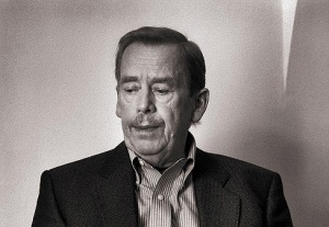 Вацлав Гавел (5 октября 1936 - 18 декабря 2011) , чешский писатель и государственный деятель, первый президент Чехии (1993-2003) Вацлав Гавел (5 октября 1936 - 18 декабря 2011) , чешский писатель и государственный деятель, первый президент Чехии (1993-2003)